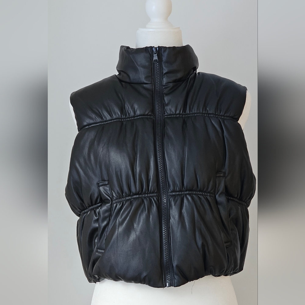 Love Tree Women's Black Cropped Puffer Vest.‎ Size L
